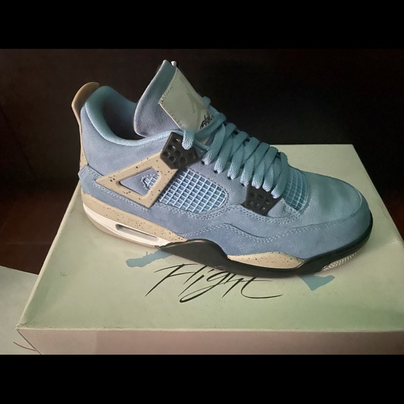 Air Jordan 4 unc